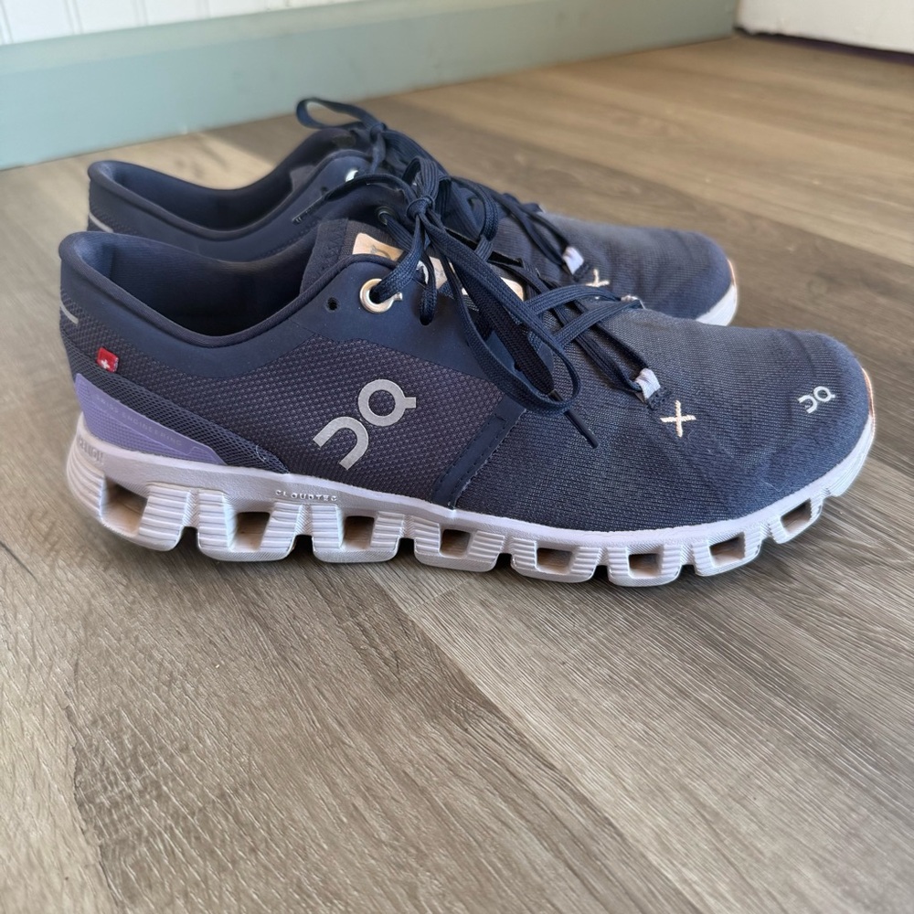 On Running Women's Navy and Light Purple Cloudflow Sneakers
